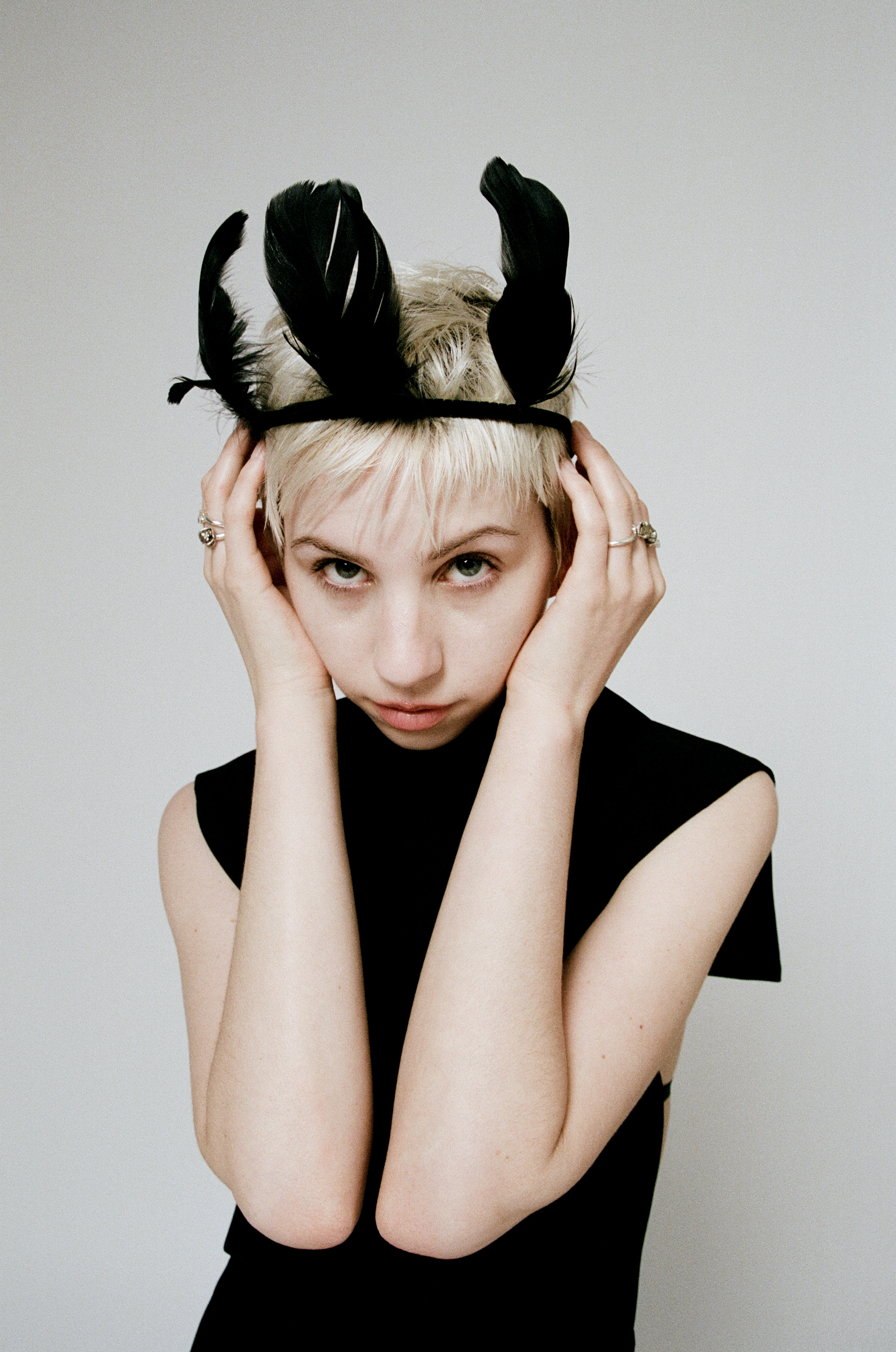 Stella Rose’s ‘Hollybaby’ EP is Wonderfully Dark, Gritty and Poetic