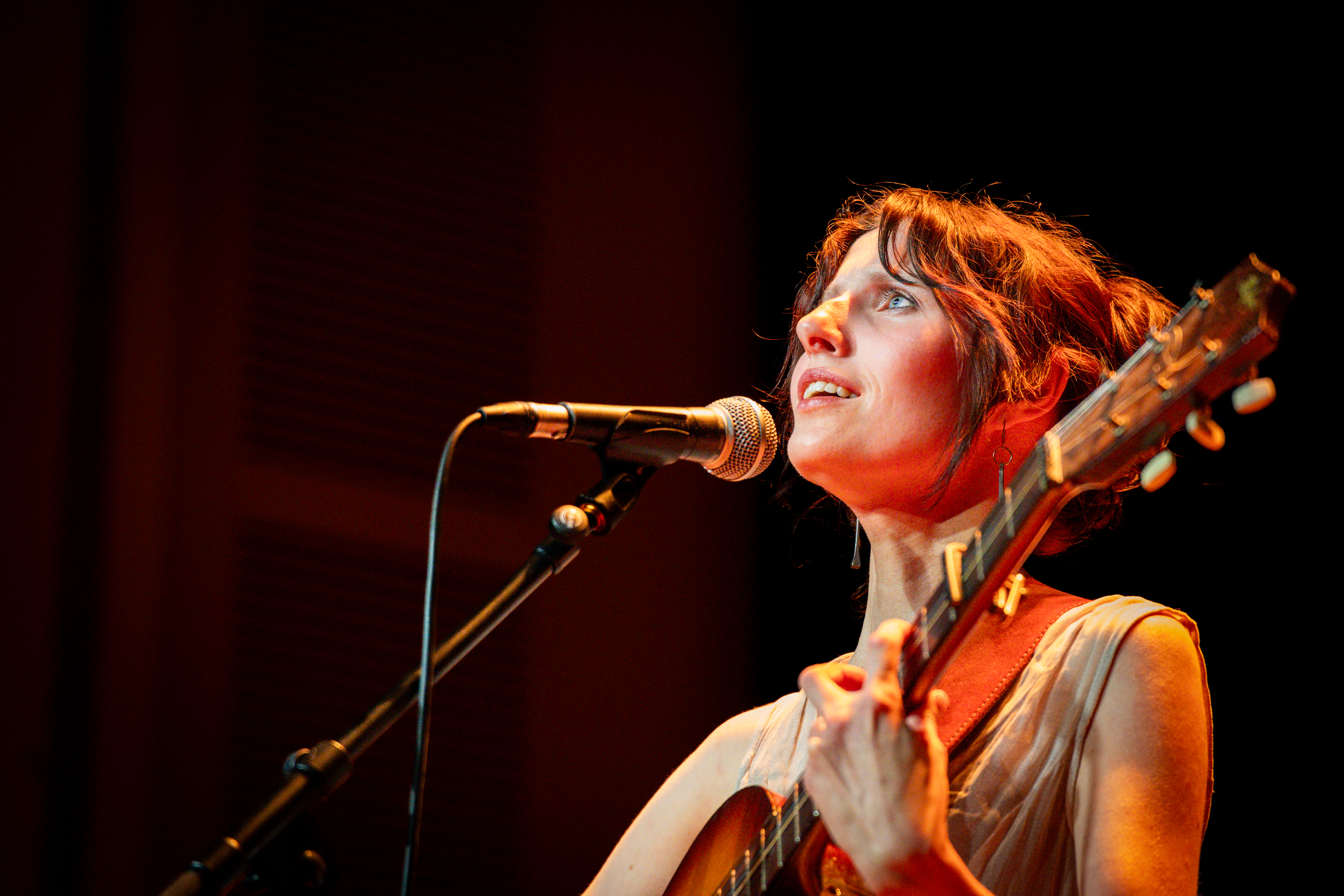 Clare Mann Dazzles The Crowd in Bristol