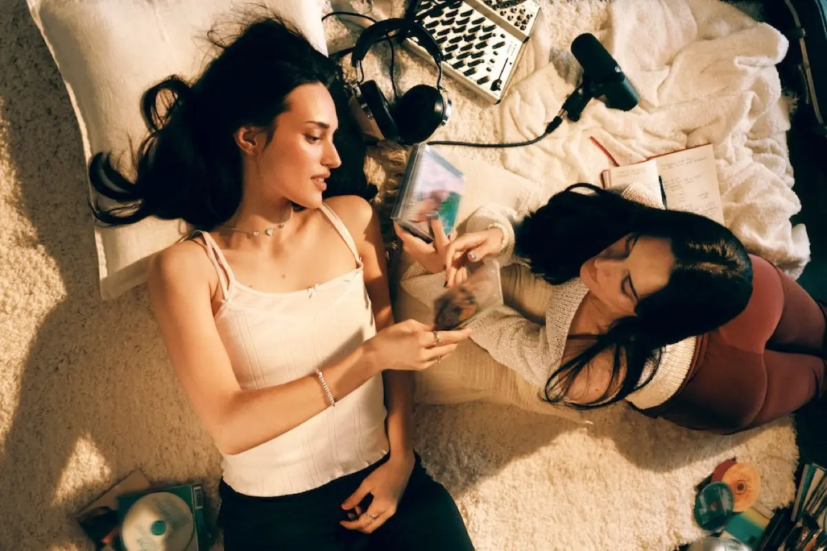 Identitical twin sister duo Dolder release captivating debut single ‘Charlie’